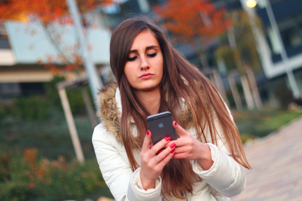 charlas sobre tecnologia y seguridad en redes sociales para jovenes y adultos. Charlando en el patio