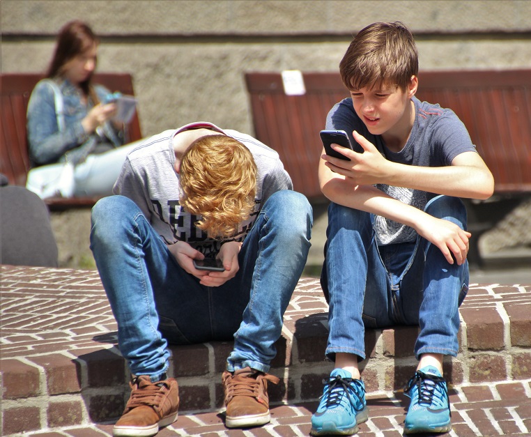 el impacto de la tecnologia en los niños. charlando en el patio 